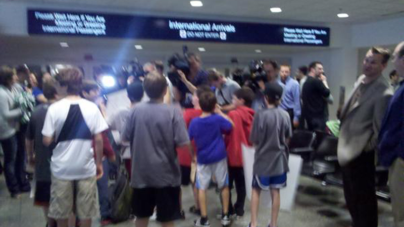 Illustration for article titled A Lot Of Surprisingly Hopeful And/Or Bored Timberwolves Fans Greeted Ricky Rubio When His Plane Landed